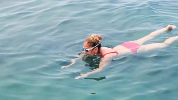 Hembra en gafas y un traje de baño rojo está practicando la natación gatera en el mar. Nadador profesional, carrera de natación. Nadador de arrastre delantero. Clases de natación. — Vídeos de Stock