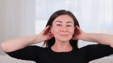 Esmer kadın kafa masajı yapar ve kendini ödüllendirir. Ruhu ve bedeni önemsemek. Yıl sonunda gelen stresi kontrol et, kendine toparlamak için zaman tanı...