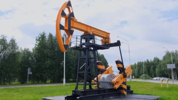 Sedia a dondolo a olio in Russia. Il concetto di produzione, raffinazione e costo di un barile di petrolio — Video Stock