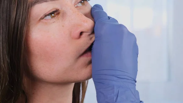 Pijat neuromuskular oral intra. Perempuan profesional ahli kecantikan membuat pijat wajah untuk dirinya sendiri, menutup — Stok Foto