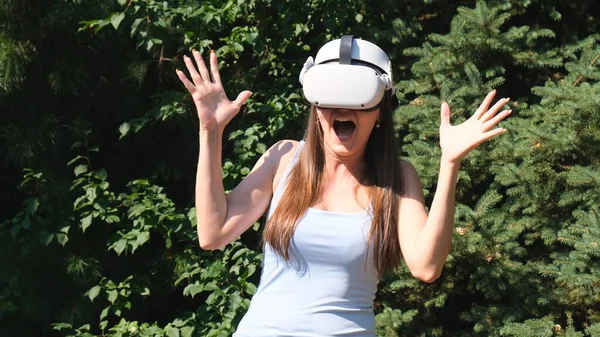 Przerażona kobieta w okularach wirtualnej rzeczywistości krzyczy w przerażeniu ze strachu przed tym, co zobaczył na ekranie urządzenia — Zdjęcie stockowe