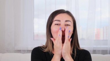 Esmer kadın masaj çizgileri boyunca yüz masajı yapıyor ve elleriyle işaret ediyor. Hijyen, güzellik uzmanı, makyaj malzemesi, yüz masajı. Yüz jimnastiği. Egzersiz sistemi cildinizi geliştirir