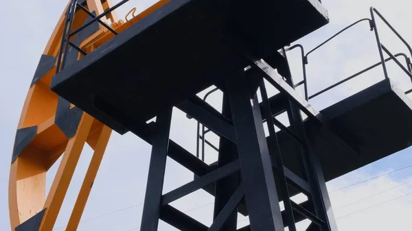 Drilling rig in an oil field. Extraction of oil from underground. Oil production, natural gas. Cost of a barrel of oil — Stock Photo, Image