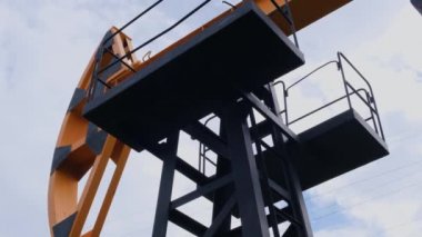 Coronavirüs yüzünden petrol fiyatlarına savaş. Petrol fiyatları küresel kriz nedeniyle düşer. Çöl petrol sahasında petrol sondaj rayları. Yerden ham petrol üretimi. Petrol üretimi, doğal gaz