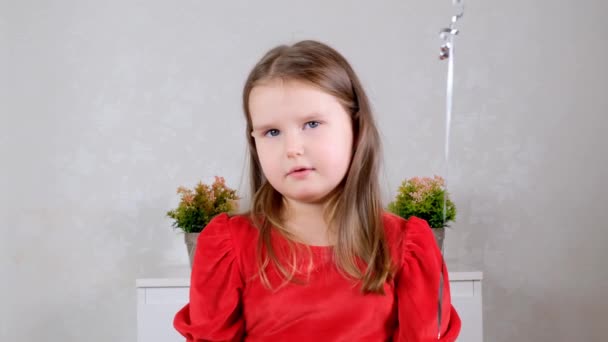 可愛いです女の子で赤いハート型の風船を手に持つ赤いドレスで彼女の手の概念のバレンタインデー — ストック動画