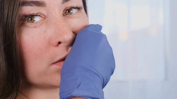 Női orvos kozmetológus ad szájnyálkahártya arcmasszázs magának, tanítás és bemutató Intra orális neuromuszkuláris masszázs, közelkép — Stock Fotó