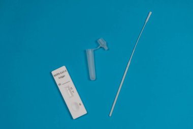 Antijen test kiti. Bu hızlı kan testi SARS-CoV-2 virüsü antijenleri için pozitif sonuç veriyor..