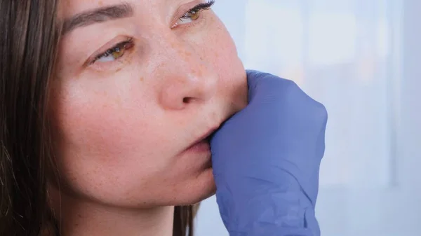 Intraorální neuromuskulární masáž. Žena profesionální kosmetička dělá masáž obličeje pro sebe, zblízka — Stock fotografie