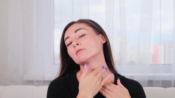 Mulher faz-se uma massagem no pescoço ao longo das linhas de massagem e pontos com as mãos. Massagem facial. Ginástica Facial. O sistema de exercícios melhora a pele você mesmo — Vídeo de Stock