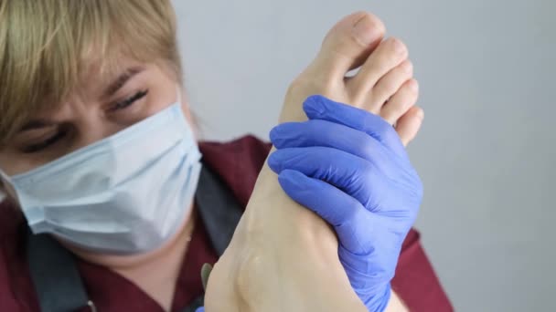 Pedicure SPA procedure i skønhedssalonen. At skrælle fødder. Elektriske apparater til pedicure. Tæt på, selektivt fokus . – Stock-video