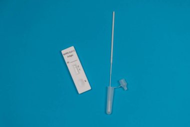 Antijen test kiti. Bu hızlı kan testi SARS-CoV-2 virüsü antijenleri için pozitif sonuç veriyor..