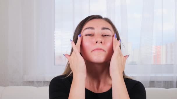 Mujer caucásica haciendo masaje facial a lo largo de líneas de masaje y puntos con las manos. Masaje facial. Higiene, esteticista, maquillaje. Gimnasia facial. Sistema de ejercicios mejorar la piel usted mismo — Vídeo de stock