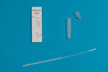 Antijen test kiti. Bu hızlı kan testi SARS-CoV-2 virüsü antijenleri için pozitif sonuç veriyor..