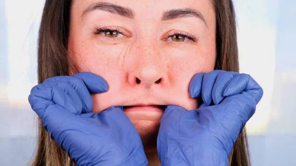 Orális neuromuszkuláris masszázs. Női professzionális kozmetikus teszi arc masszázs magának, közelről — Stock Fotó