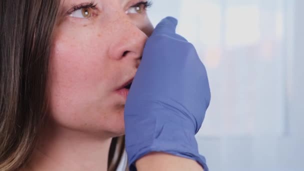Γυναίκα γιατρός cosmetologist δίνει παρειάς μασάζ προσώπου για τον εαυτό της, διδασκαλία και επίδειξη ενδοστοματική νευρομυϊκό μασάζ, κοντά — Αρχείο Βίντεο