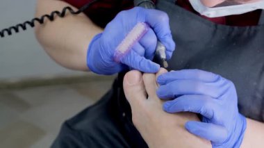 Tıbbi pedikür, pediatri uzmanı. Elektrikli makine kullanan profesyonel donanım pedikürü. Özel elektrikli aletle ayak soyma. SPA Salonu 'nda ayak tedavisi..
