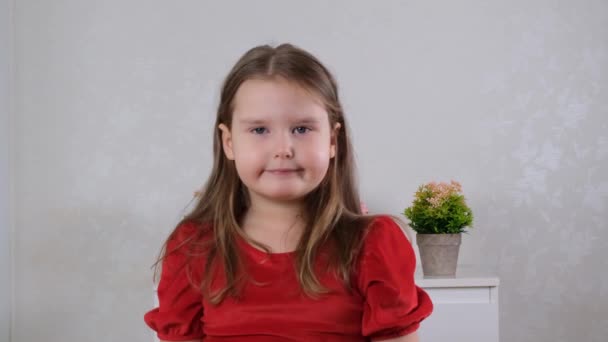 ポートレートの甘いです女の子年齢4で赤ドレスに家 — ストック動画