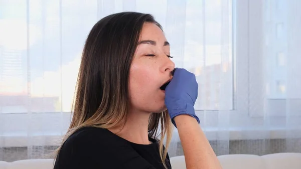 Žena lékař kosmetolog dává bukální masáž obličeje pro sebe, vyučování a předvádění Intra ústní neuromuskulární masáž. — Stock fotografie