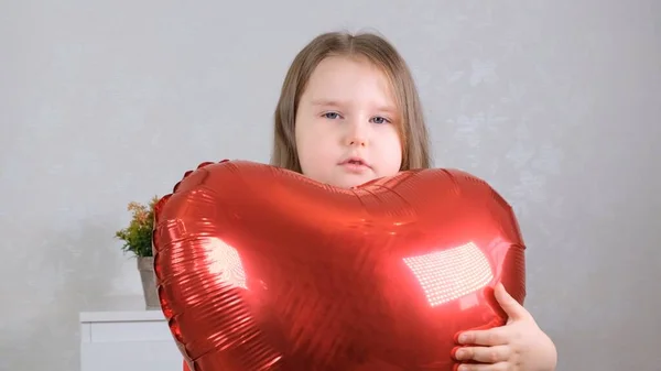 Pretty cute girl gospodarstwa serca kształcie żurawia balony na Walentynki. — Zdjęcie stockowe