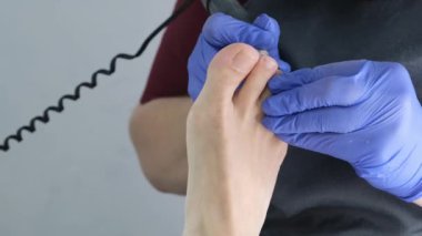 Güzellik salonunda Pedikür Spa prosedürü. Ayak soyma. Pedikür için elektrikli aparat. Yakın çekim, seçici odak.