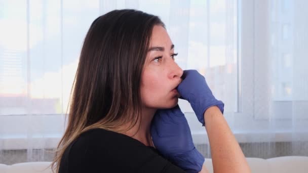 Cosmetóloga doctora se da masaje facial bucal a sí misma, enseñando y mostrando masaje neuromuscular intraoral. — Vídeos de Stock