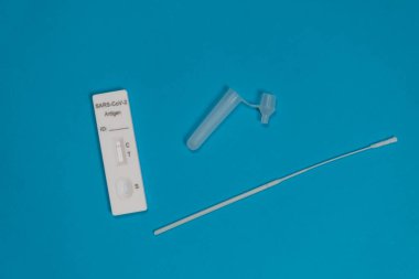 Antijen test kiti. Bu hızlı kan testi SARS-CoV-2 virüsü antijenleri için pozitif sonuç veriyor..