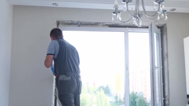 Αποσυναρμολόγηση και τοποθέτηση παραθύρου σε διαμέρισμα από δύο εργαζόμενους: Μόσχα, Ρωσία - 17 Αυγούστου 2021. — Αρχείο Βίντεο