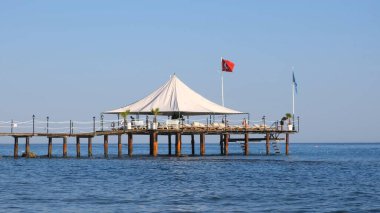 Türkiye 'de Akdeniz kıyısındaki popüler turistik tatil beldesinde küçük ahşap iskele ve deniz suyu