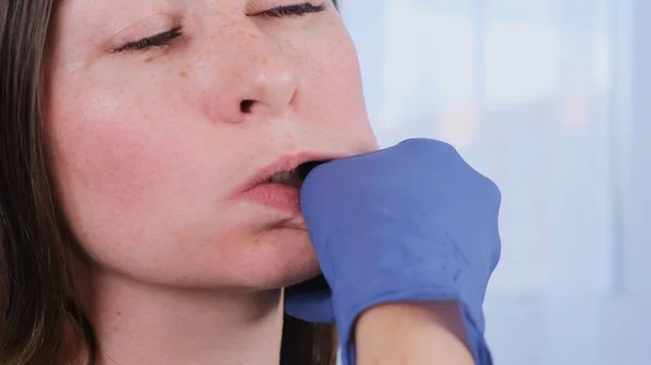 Žena lékař kosmetolog dává bukální masáž obličeje pro sebe, vyučování a předvádění Intra ústní neuromuskulární masáž, zblízka — Stock fotografie