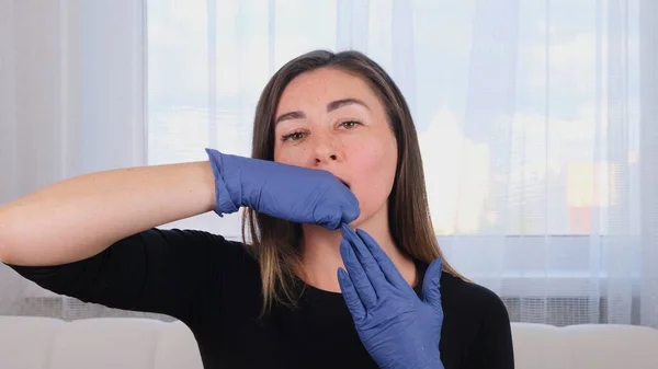 Intraorale neuromuskuläre Massage. Weibliche professionelle Kosmetikerin macht Gesichtsmassage für sich selbst — Stockfoto