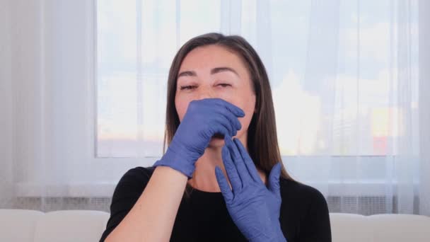 Masaje neuromuscular intraoral. Mujer esteticista profesional hace masaje facial a sí misma — Vídeos de Stock