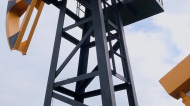 Coronavirüs yüzünden petrol fiyatlarına savaş. Petrol fiyatları küresel kriz nedeniyle düşer. Çöl petrol sahasında petrol sondaj rayları. Yerden ham petrol üretimi. Petrol üretimi, doğal gaz