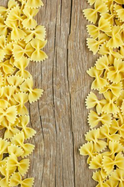 Ahşap arka planda çiğ makarna