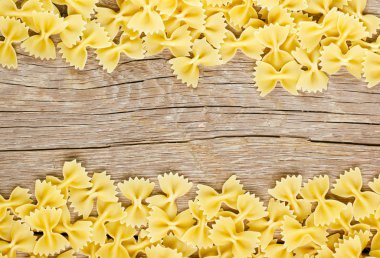 Ahşap arka planda çiğ makarna