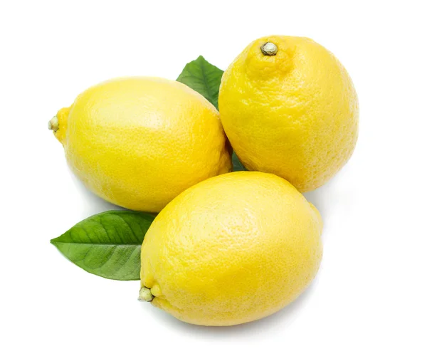 Drie rijpe hele citroenen — Stockfoto
