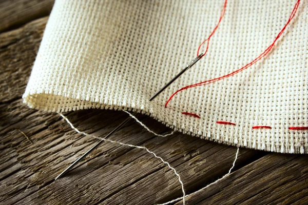 Naald en natuurlijke linnen doek textuur — Stockfoto