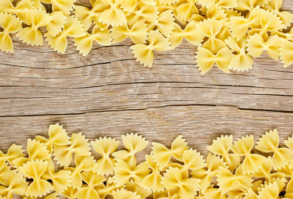 Pasta cruda su fondo di legno — Foto Stock