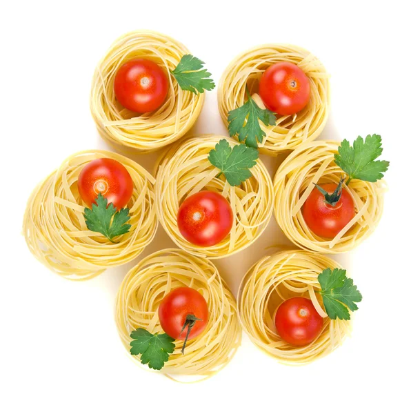Pasta cruda italiana con pomodorini — Foto Stock