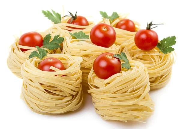 Pasta cruda italiana con pomodorini — Foto Stock