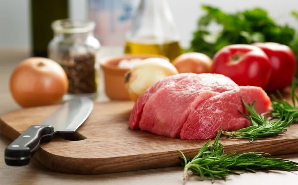 Carne cruda en tabla de cortar — Foto de Stock