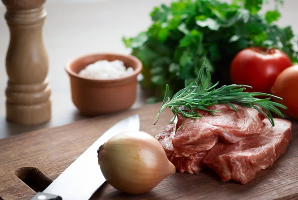 Carne cruda en la tabla de cortar — Foto de Stock