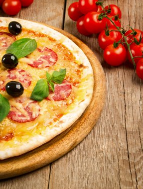 Pizza salam, zeytin ve fesleğen ile