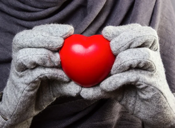 Καρδιά στα χέρια — Φωτογραφία Αρχείου