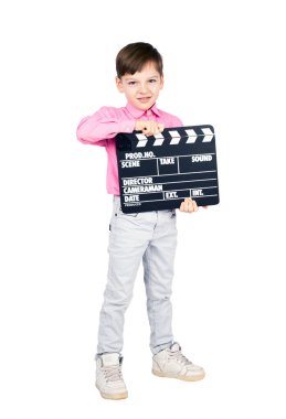 Beyaz arka plan üzerinde izole clapper kurulu ile küçük çocuk