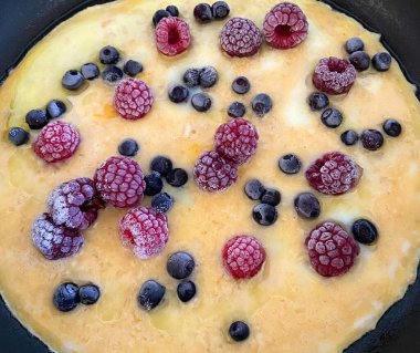 Tavada donmuş böğürtlenli omlet, stüdyo çekimi.