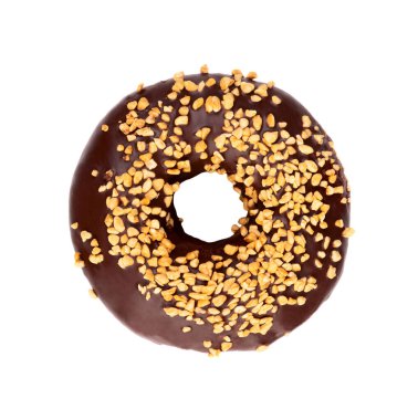 Fındık parçacıklı çikolatalı çörek. Çörek beyaz arka planda izole edilmiş. Üst görünüm