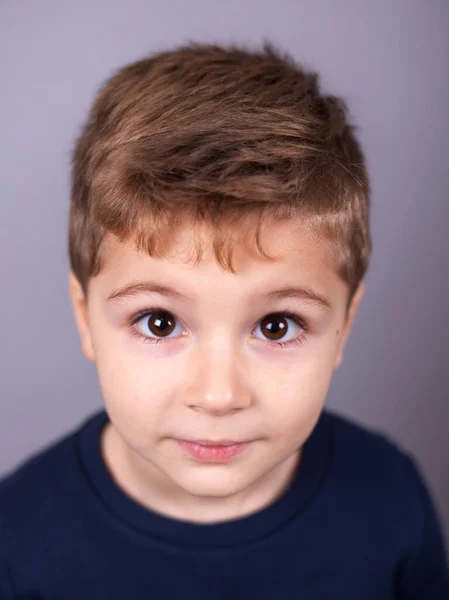 Schattig Jongetje Verrast Portret — Stockfoto