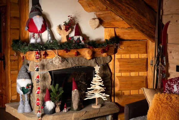 クリスマスだ 贈り物や新年の装飾と暖炉 — ストック写真