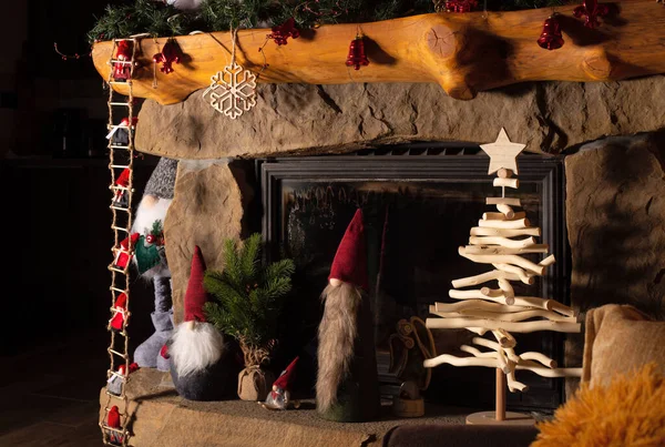 内部的圣诞节 用礼物和新年装饰品装饰 — 图库照片