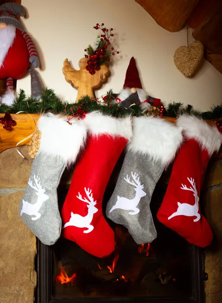 Foto Cerca Los Calcetines Navidad Colgando Chimenea Llamas —  Fotos de Stock
